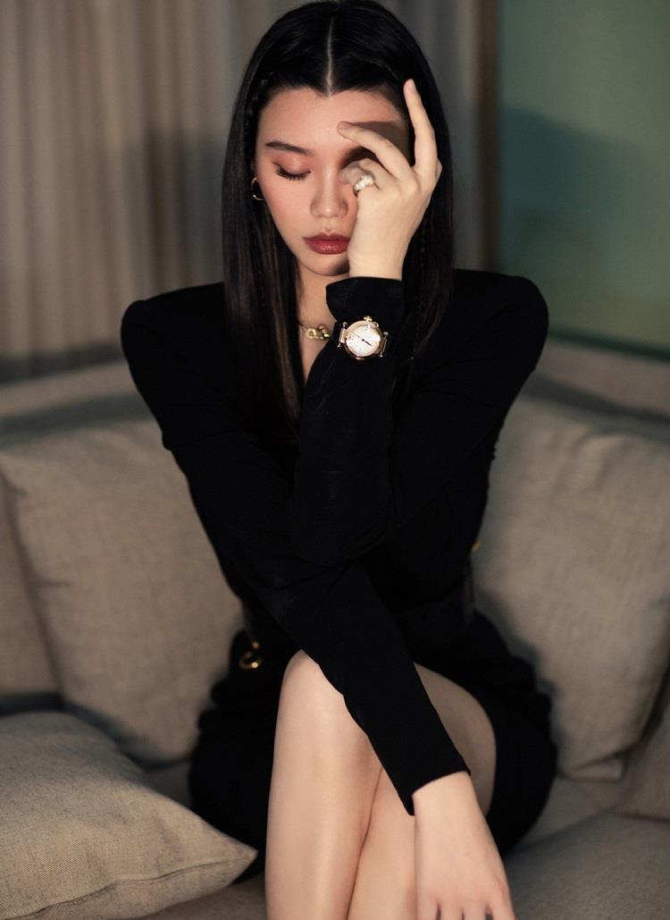 奚梦瑶出席活动穿着太大胆了!中门大开秀身材,不怕何猷君吃醋?