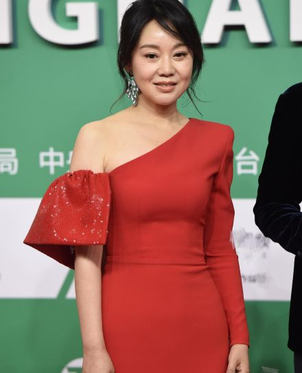 闫妮瘦身后身段更佳,身穿红色紧身裙秀直角肩,可惜脸部松弛明显_高清