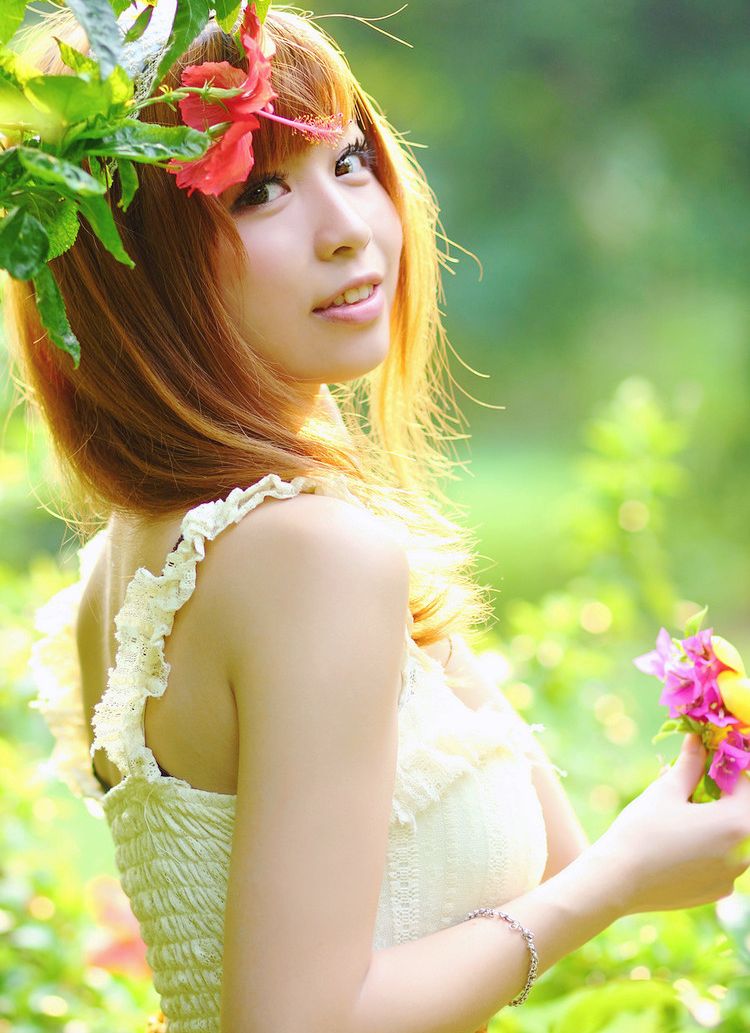 阳光下一个如花似玉般美丽的开心姑娘