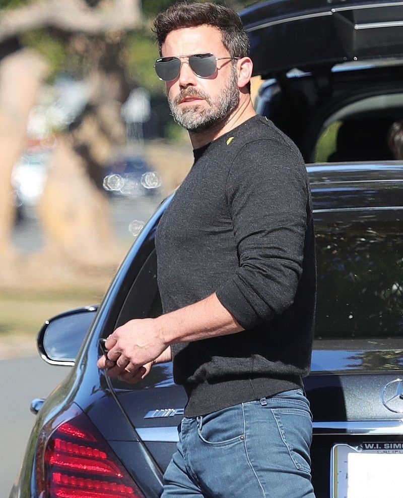 荷尔蒙爆棚!本·阿弗莱克黑衣搭牛仔秀型男身材,健硕胸肌夺人眼