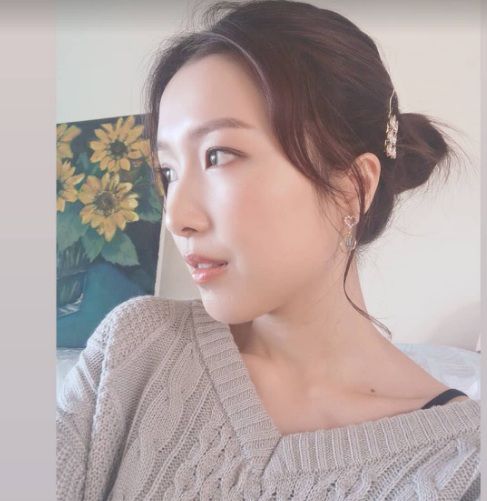 郭嘉文晒照片,故意躲在闺蜜身后遮肚子,留言4个字引猜想