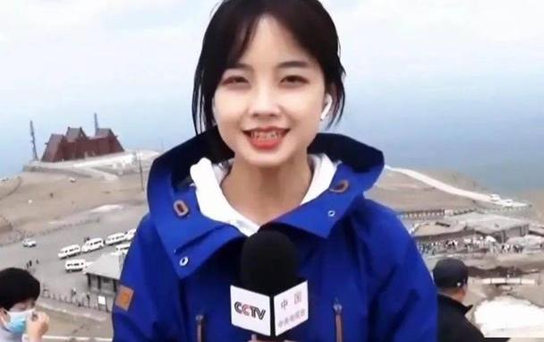 王冰冰不愧“最美记者”,穿红大衣配白毛衣美成初恋,笑起来真甜