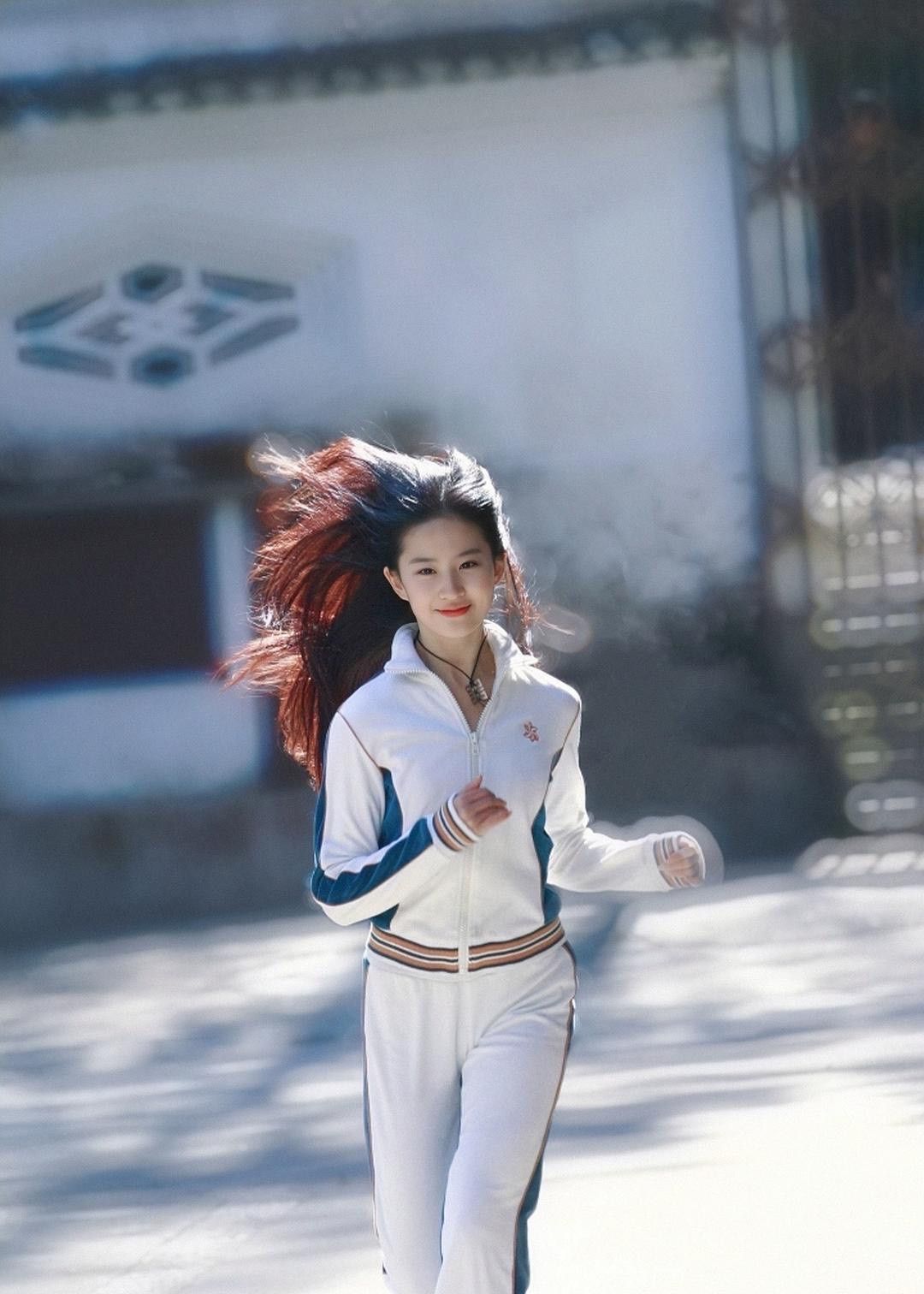刘亦菲运动装造型 青春无敌笑容治愈.
