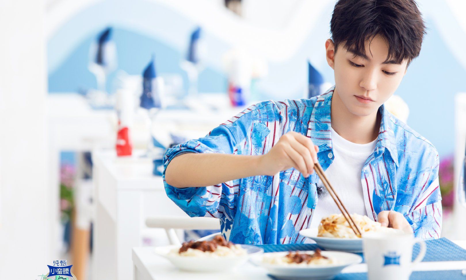 王俊凯海岛风情衫:一身蓝色沙滩衬衫清澈干净,充满青春活力