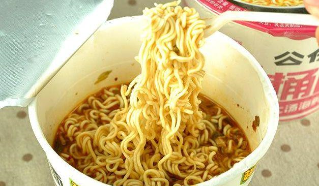 你泡的"方便面"为什么不好吃?很多人都少了这一步,难怪不筋道