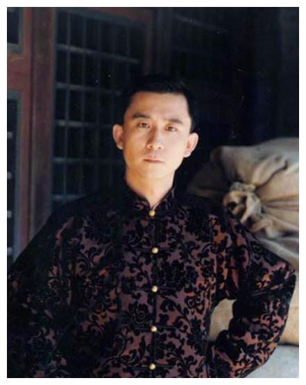 他是《大宅门》中白敬业,当导演却遇不靠谱投资人,欠下一身债