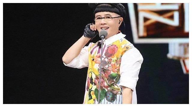 金龟子董浩罕见同框跳舞,肢体丰富动作夸张,网友直呼:宛如顽童