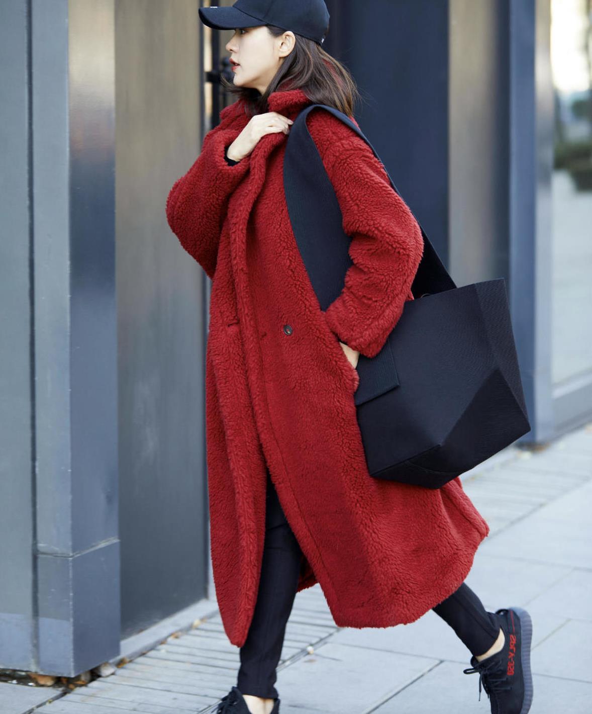 谢娜留回长发更美穿橘红色大衣内搭一身黑骨子里的气质挡不住