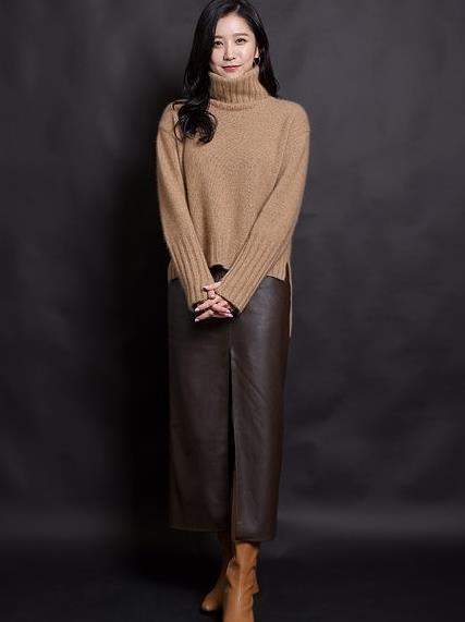 李瑜瑛穿棕色毛衣气质温柔娴静 搭配黑色皮裙暴露御姐气质