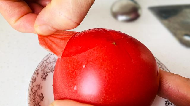 西红柿去皮无需用开水烫只需一把它完美去皮