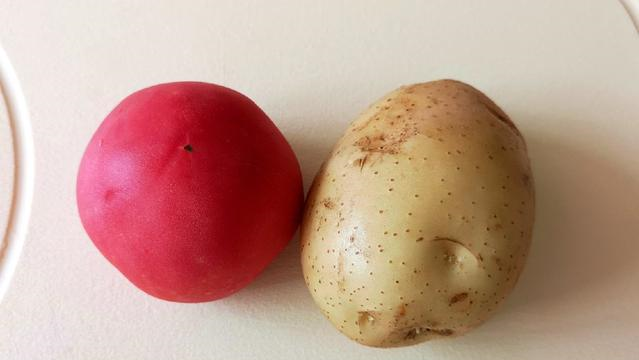 土豆花样新吃法不用炒不凉拌加番茄这样做连吃一盘不解馋