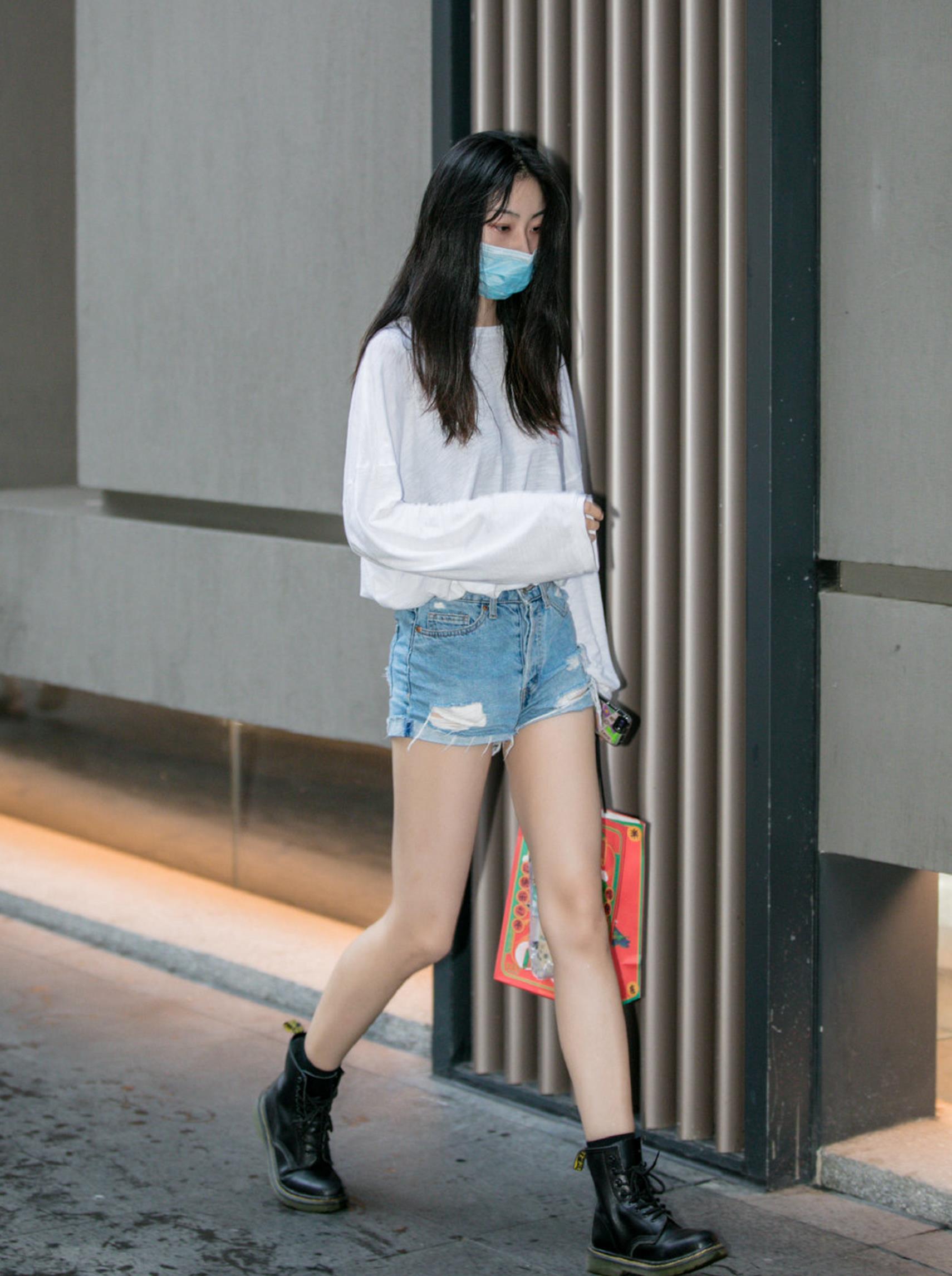 腿细女生就是好,不用为穿搭犯愁,露腿的打扮显得很苗条