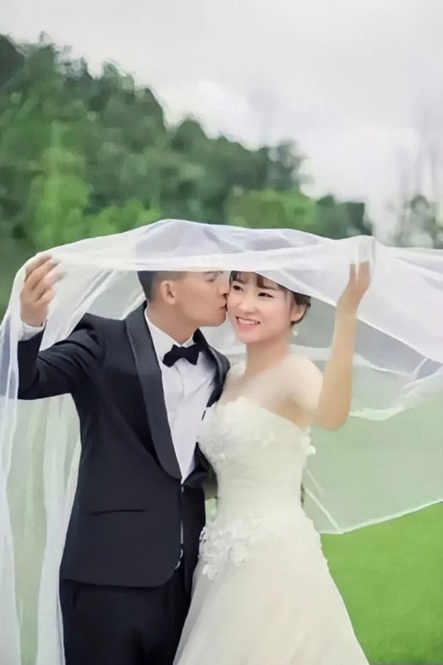 结婚后没几个月杜富国便出事了,王静寸步不离守了他四个月.