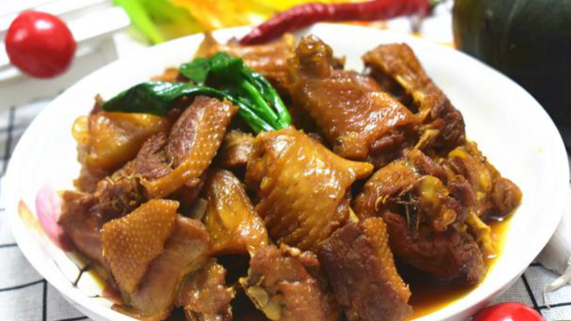 鸭肉用来小煎或者是红烧,味道都非常的不错,下面的这道焖鸭肉,就是用