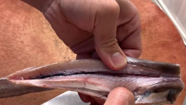 红烧带鱼千万别直接下锅,教你一招,煎鱼不破皮不粘