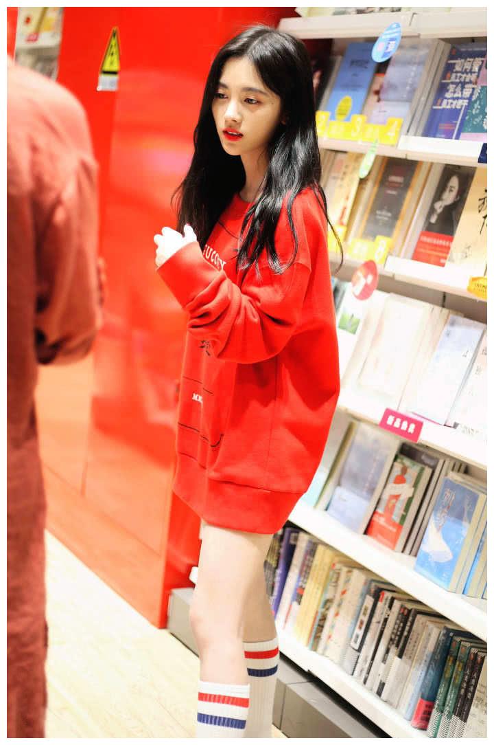 鞠婧祎刚刚下飞机就步入附近的书店 小鞠喜欢看书不是空穴来风