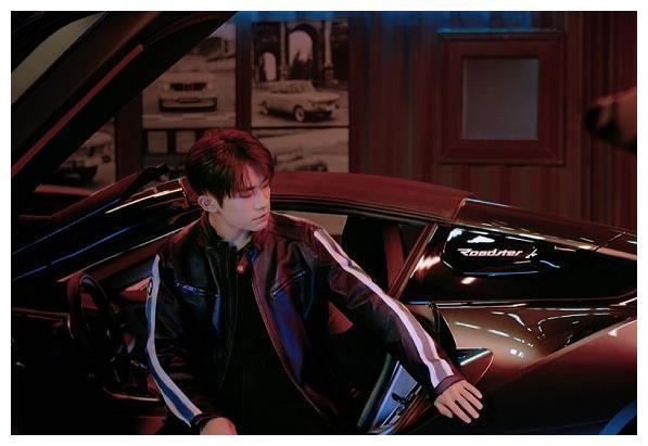 易烊千玺单手开车看清打方向盘的动作总算知道为啥驾照一遍过