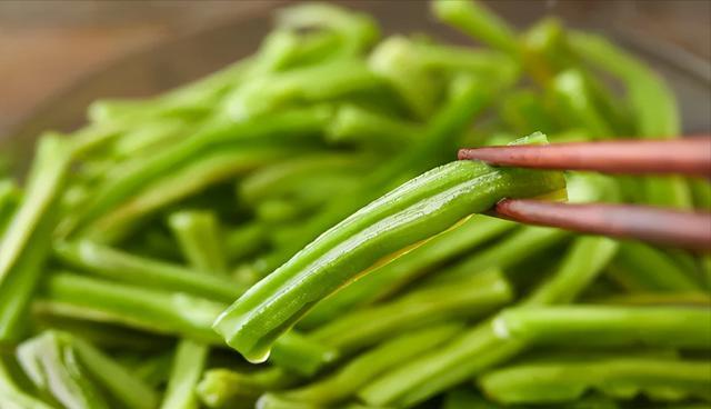 简简单单一道贡菜炒肉片,味美鲜香,贡菜甘脆爽口,别提多下饭了!