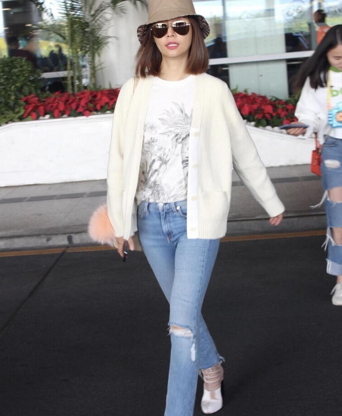 林心如也开始换穿搭风格针织衫搭配牛仔裤简约时髦帽子更加分