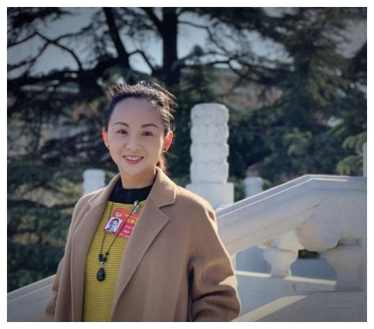 她靠千手观音成名,被富豪追求8年不动心,嫁理工学霸生活美满|邵丽华