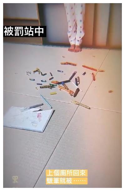 修杰楷晒女儿罚站时的萌样,太可爱,咘咘一脸委屈bo妞一脸呆懵