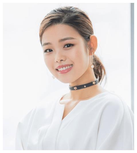 "莫小贝"判若两人式长大,脸颊消瘦腰肢纤细,身材瘦成皮包骨