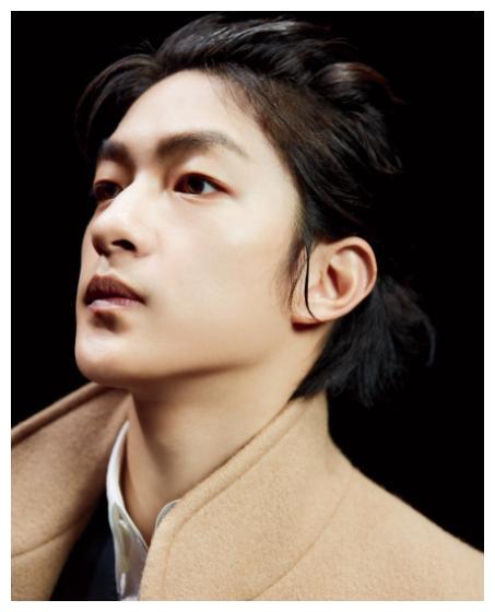 被吴京捧红后,却将吴京骂上热搜的屈楚萧,如今沦落到无戏可拍