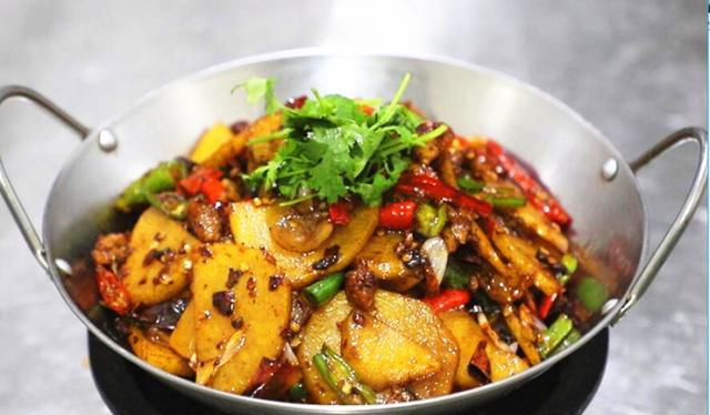 这道干锅土豆片的做法值得收藏麻辣干香开胃下饭味道太好了