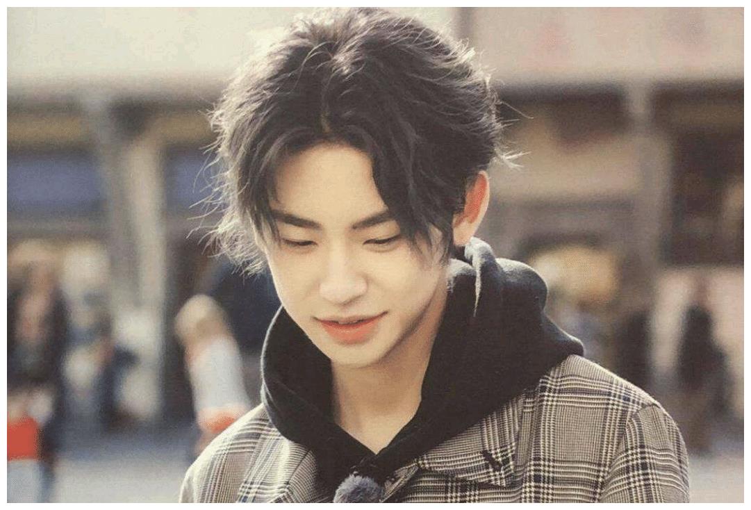 王琳凯音色很好听,又很少年,个性鲜明,这是优点也是缺点