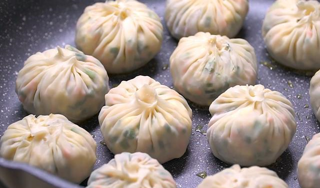 素馅水煎包这样做皮薄馅大底部酥脆晶莹剔透比肉包子好吃