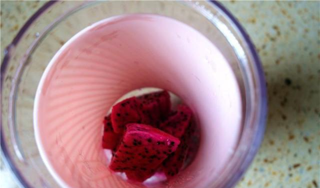 甜品店28一杯的火龙果奶昔,自制只需5元钱,简单美味,无添加!休闲区蓝鸢梦想 - Www.slyday.coM 甜品店28一杯的火龙果奶昔,自制只需5元钱,简单美味,无添加!休闲区蓝鸢梦想 - Www.slyday.coM