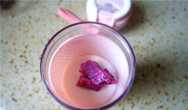 甜品店28一杯的火龙果奶昔,自制只需5元钱,简单美味,无添加!休闲区蓝鸢梦想 - Www.slyday.coM 甜品店28一杯的火龙果奶昔,自制只需5元钱,简单美味,无添加!休闲区蓝鸢梦想 - Www.slyday.coM