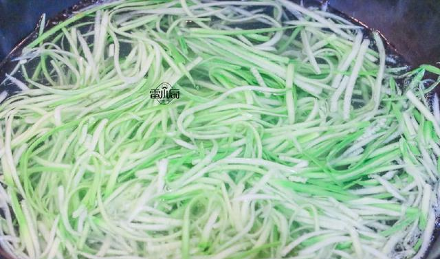 西葫芦最简单的做法,筷子搅两搅,不炒也不煎,却比吃肉还过瘾!休闲区蓝鸢梦想 - Www.slyday.coM 西葫芦最简单的做法,筷子搅两搅,不炒也不煎,却比吃肉还过瘾!休闲区蓝鸢梦想 - Www.slyday.coM