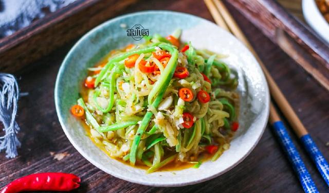 西葫芦最简单的做法,筷子搅两搅,不炒也不煎,却比吃肉还过瘾!休闲区蓝鸢梦想 - Www.slyday.coM 西葫芦最简单的做法,筷子搅两搅,不炒也不煎,却比吃肉还过瘾!休闲区蓝鸢梦想 - Www.slyday.coM