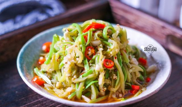 西葫芦最简单的做法,筷子搅两搅,不炒也不煎,却比吃肉还过瘾!休闲区蓝鸢梦想 - Www.slyday.coM 西葫芦最简单的做法,筷子搅两搅,不炒也不煎,却比吃肉还过瘾!休闲区蓝鸢梦想 - Www.slyday.coM