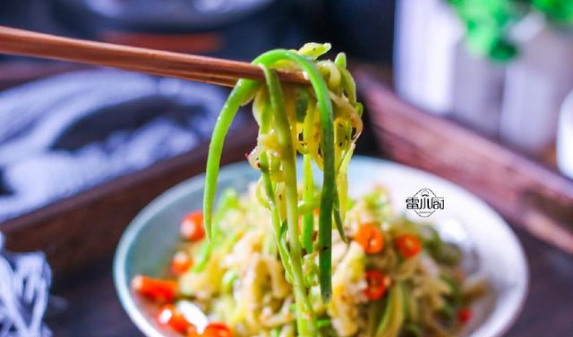 西葫芦最简单的做法,筷子搅两搅,不炒也不煎,却比吃肉还过瘾!休闲区蓝鸢梦想 - Www.slyday.coM 西葫芦最简单的做法,筷子搅两搅,不炒也不煎,却比吃肉还过瘾!休闲区蓝鸢梦想 - Www.slyday.coM