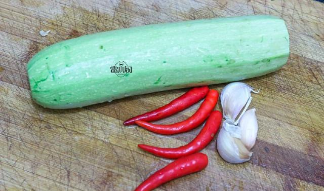 西葫芦最简单的做法,筷子搅两搅,不炒也不煎,却比吃肉还过瘾!休闲区蓝鸢梦想 - Www.slyday.coM 西葫芦最简单的做法,筷子搅两搅,不炒也不煎,却比吃肉还过瘾!休闲区蓝鸢梦想 - Www.slyday.coM