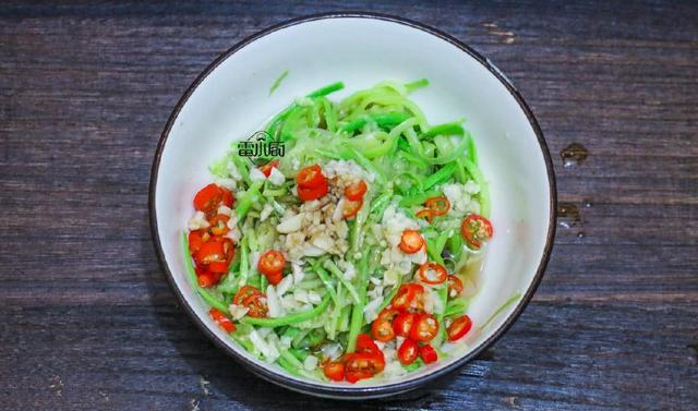 西葫芦最简单的做法,筷子搅两搅,不炒也不煎,却比吃肉还过瘾!休闲区蓝鸢梦想 - Www.slyday.coM 西葫芦最简单的做法,筷子搅两搅,不炒也不煎,却比吃肉还过瘾!休闲区蓝鸢梦想 - Www.slyday.coM