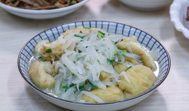 【萝卜丝煮油豆腐】这个季节最该吃的菜便是萝卜,价格便宜,又营养美味