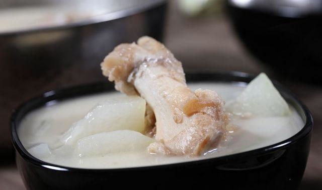 炖骨头汤时，要不要先焯水？牢记这3点，汤浓奶白，肉鲜香无腥味|棒骨|腥味|大哥