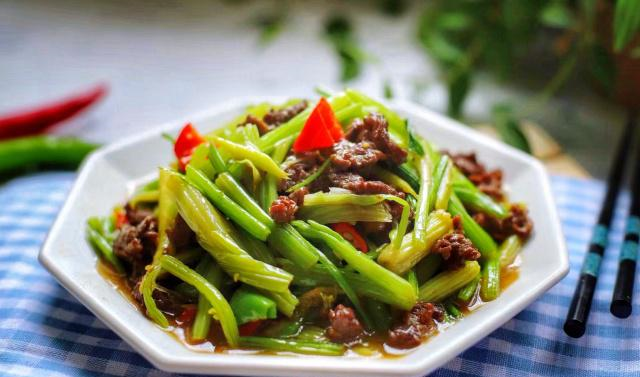 做芹菜炒牛肉时,牛肉是热油下锅,还是凉油下锅,学会了秒变大厨|芹菜