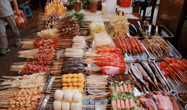 大妈美食街卖"独一份"烧烤,种类齐全,2元一串好吃不贵!