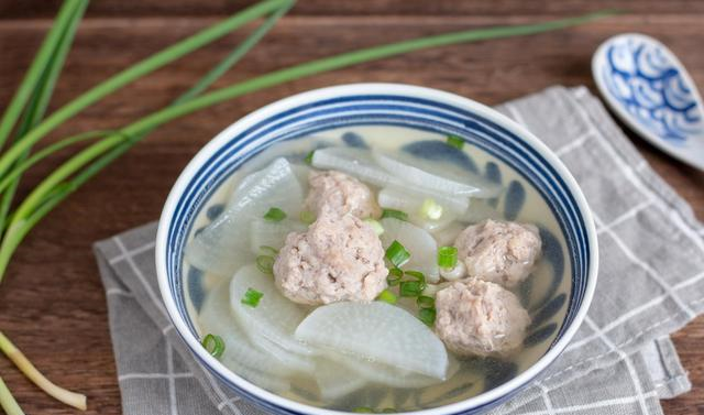 晚餐煮一锅白萝卜肉丸汤汤鲜味美只因为我多加了一勺它