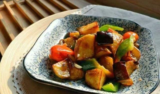 大厨教你“地三鲜”的家常做法，营养丰富，口味咸鲜好吃又下饭