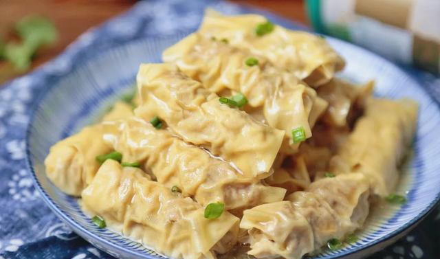 回忆着往事,前几年美食君去浙江湖州旅游,对当地的丁莲芳千张包子记忆