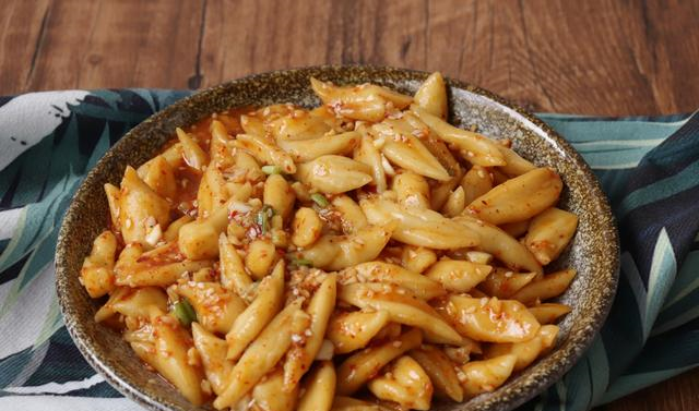 1碗清水,1碗面粉,教你做油泼剪刀面,酸辣开胃,特劲道