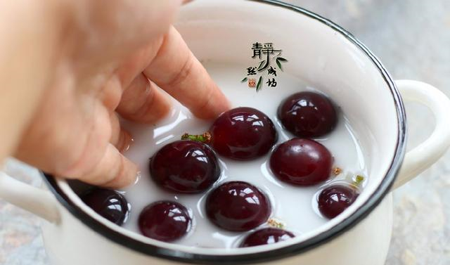 这才是葡萄的正确洗法,简单三步,连皮都可以放心吃休闲区蓝鸢梦想 - Www.slyday.coM 这才是葡萄的正确洗法,简单三步,连皮都可以放心吃休闲区蓝鸢梦想 - Www.slyday.coM