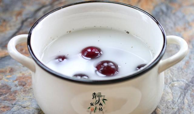 这才是葡萄的正确洗法,简单三步,连皮都可以放心吃休闲区蓝鸢梦想 - Www.slyday.coM 这才是葡萄的正确洗法,简单三步,连皮都可以放心吃休闲区蓝鸢梦想 - Www.slyday.coM