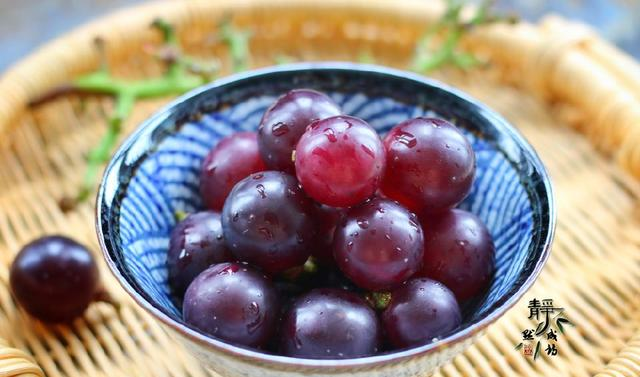 这才是葡萄的正确洗法,简单三步,连皮都可以放心吃休闲区蓝鸢梦想 - Www.slyday.coM 这才是葡萄的正确洗法,简单三步,连皮都可以放心吃休闲区蓝鸢梦想 - Www.slyday.coM