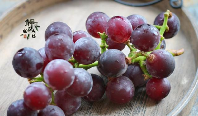 这才是葡萄的正确洗法,简单三步,连皮都可以放心吃休闲区蓝鸢梦想 - Www.slyday.coM 这才是葡萄的正确洗法,简单三步,连皮都可以放心吃休闲区蓝鸢梦想 - Www.slyday.coM